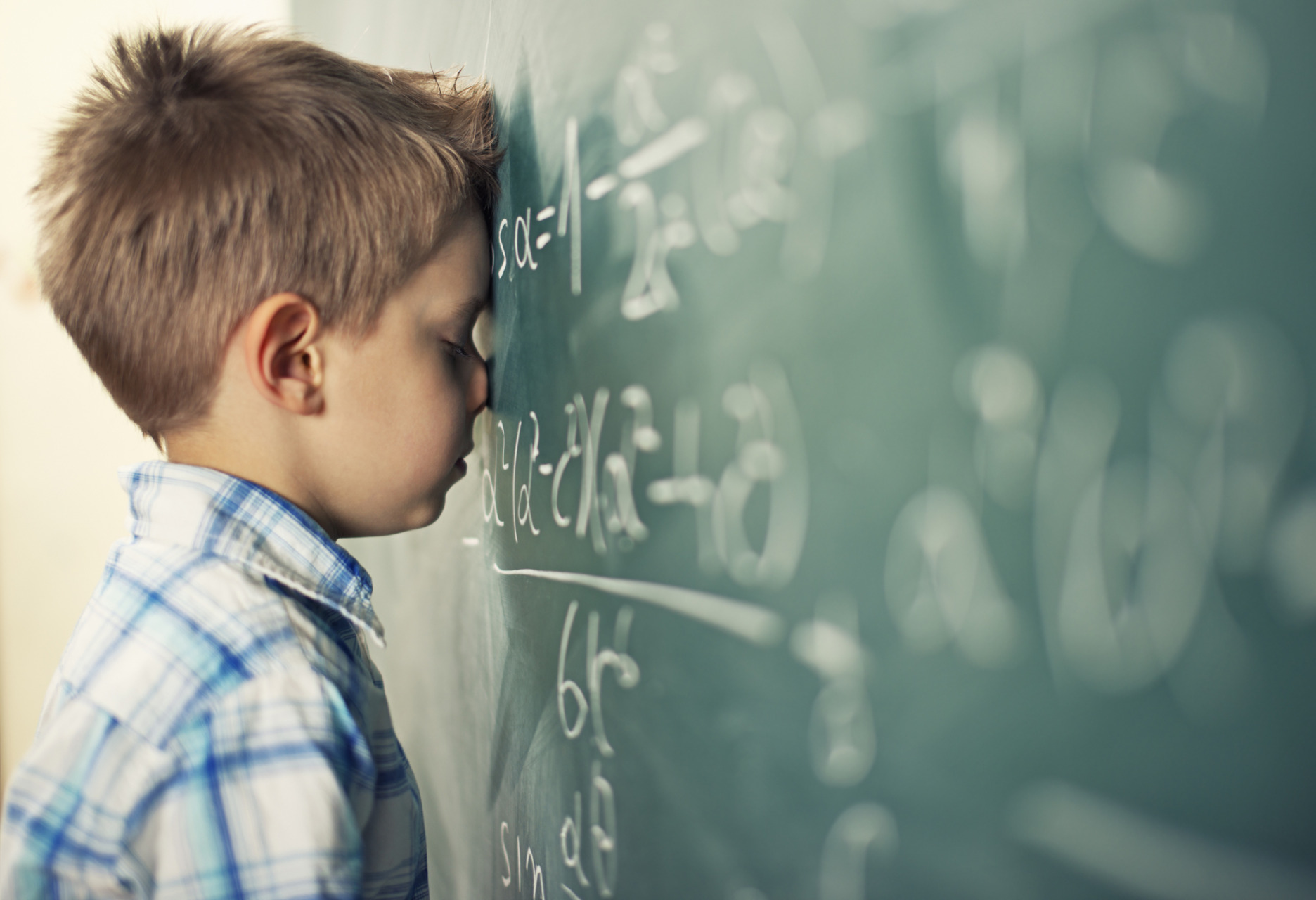 Come gestire in classe un bambino con disturbo di iperattività bambino con faccia alla lavagna