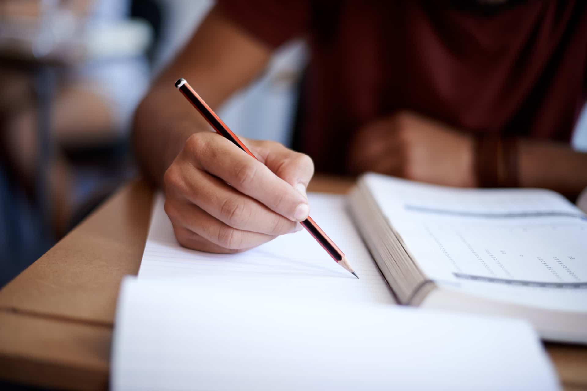 I materiali nella progettazione CLIL Mano che scrive su un foglio con la matita