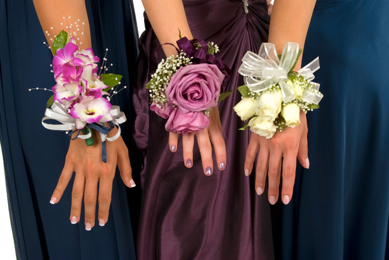 Alla scoperta dei balli scolastici americani mani con il corsage al polso