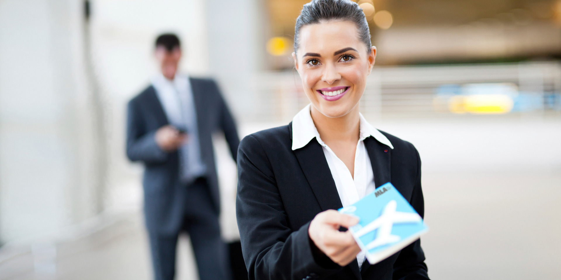 Come investire il bonus della buona scuola con MLA Hostess che porge biglietto aereo