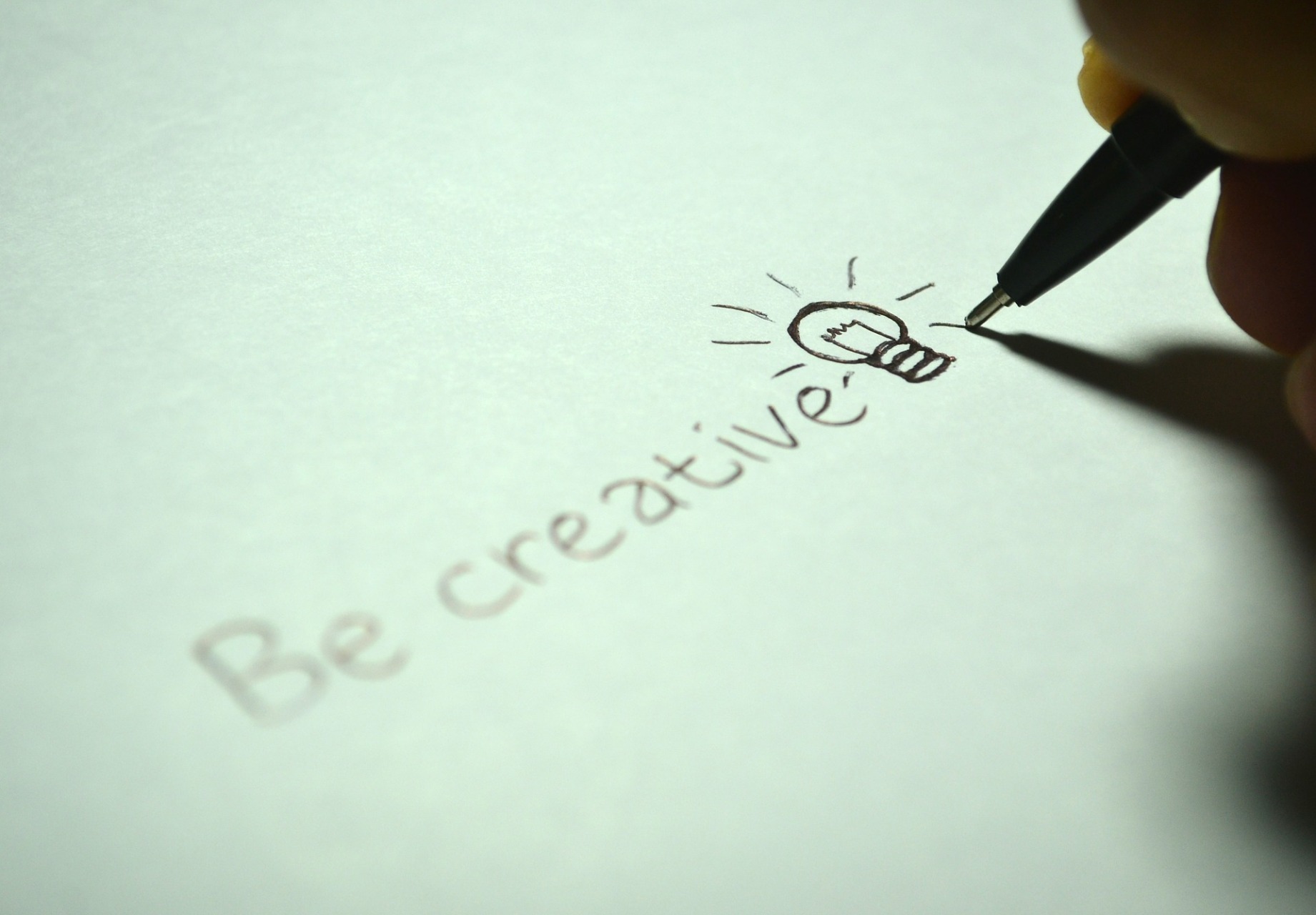 Tempo e spazio per la creatività delle idee foglio con penna che scrive be creative