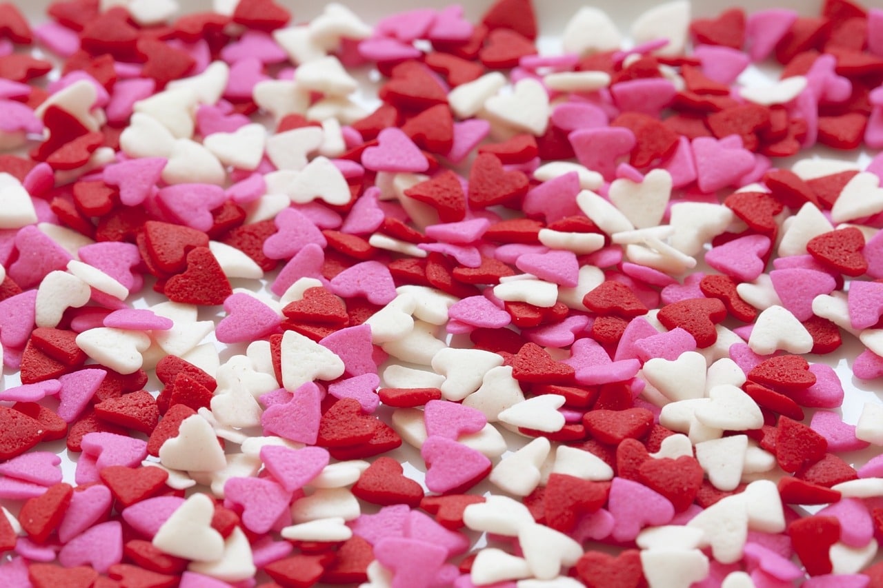 San Valentino: idee e attività per una classe di inglese tanti cuoricini rosa, rossi e bianchi