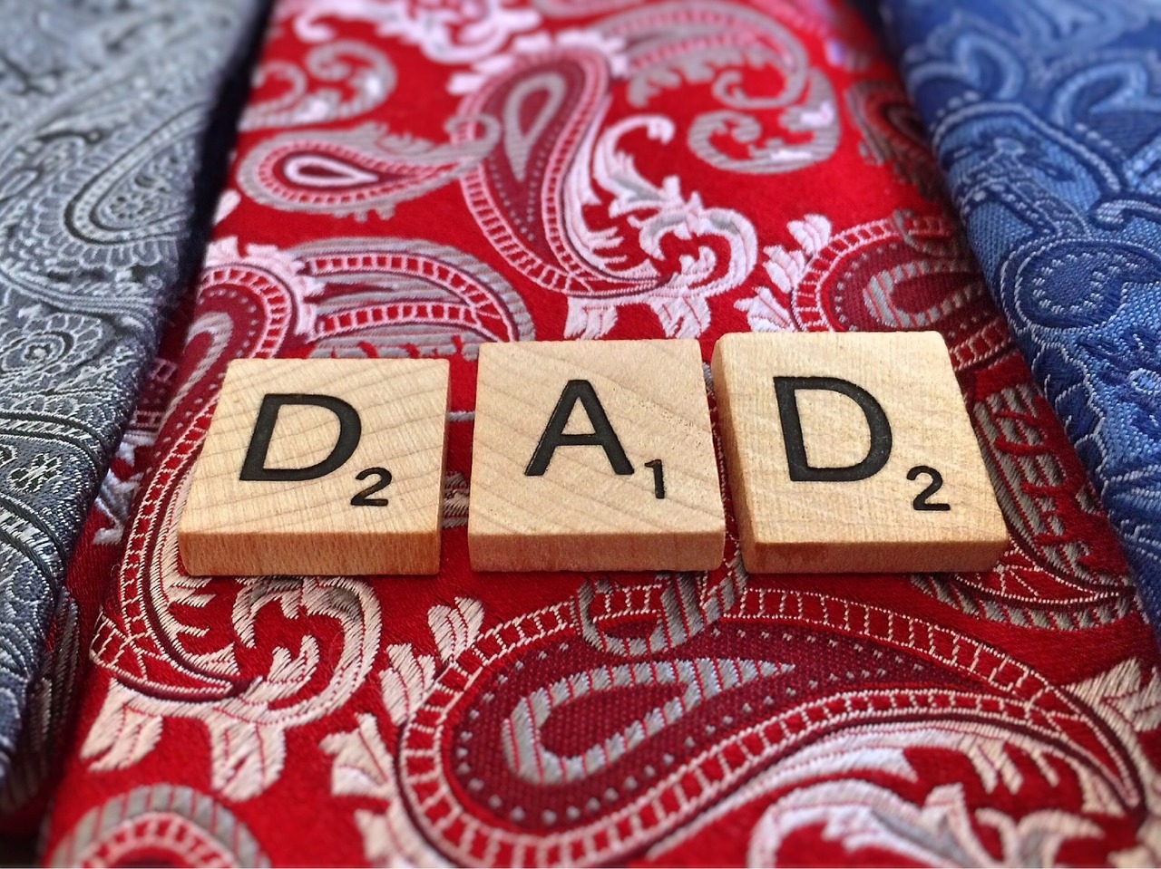 Festa del papà: come si festeggia nel mondo Tasselli in legno con scritta papà in inglese