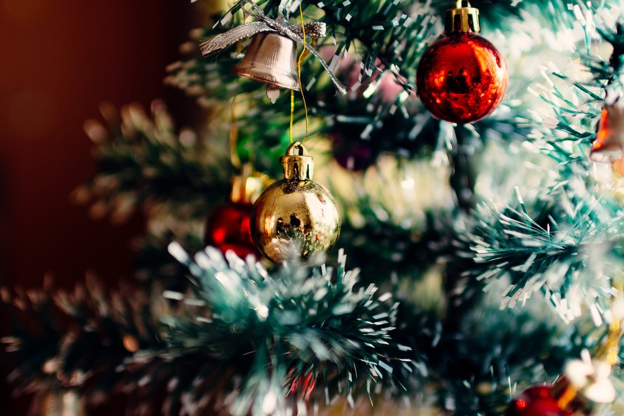 I Carols e Charles Dickens: una lezione di inglese christmas-tree-1149619_1280