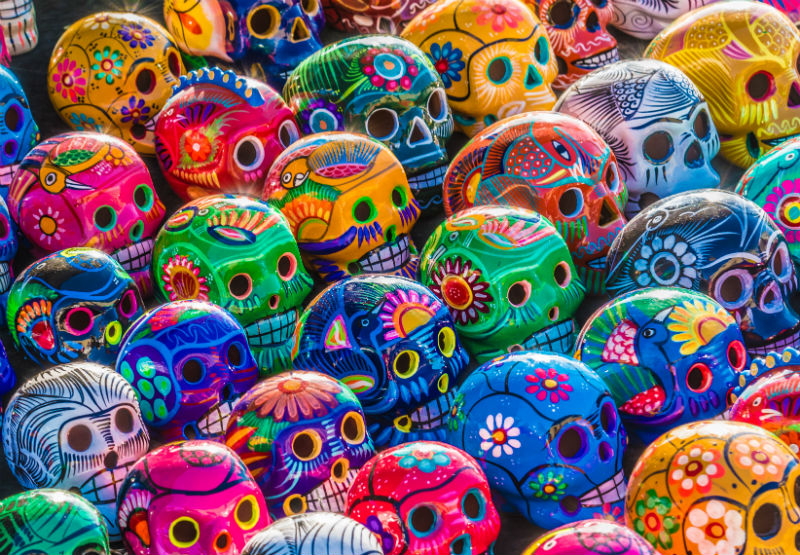 5 Luoghi nel mondo dove trascorrere una notte di Halloween da paura teschi colorati per il dia de los muertos