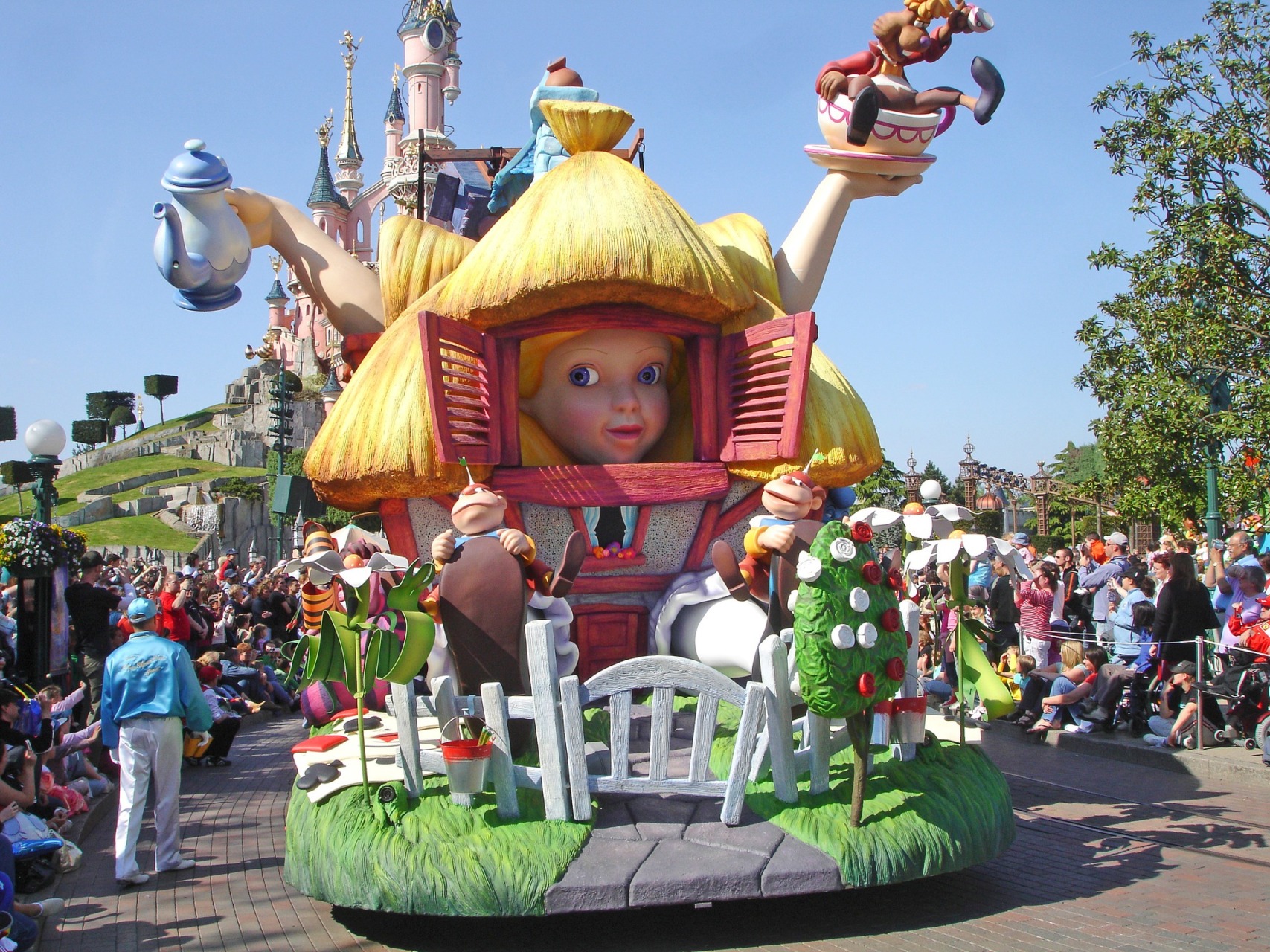 Con Alice nel meraviglioso mondo della letteratura inglese carro di alice nel paese delle meraviglie a Disneyland