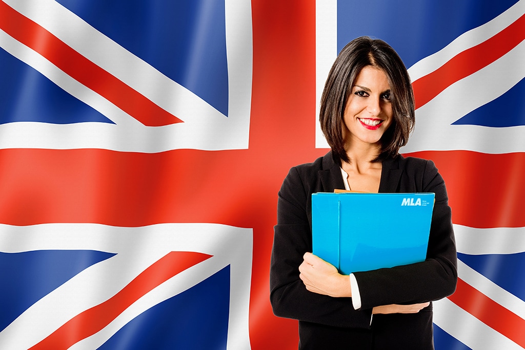 Nasce MLA-scuola: il nuovo sito dedicato al mondo della formazione Insegnate con sfondo bandiera inglese