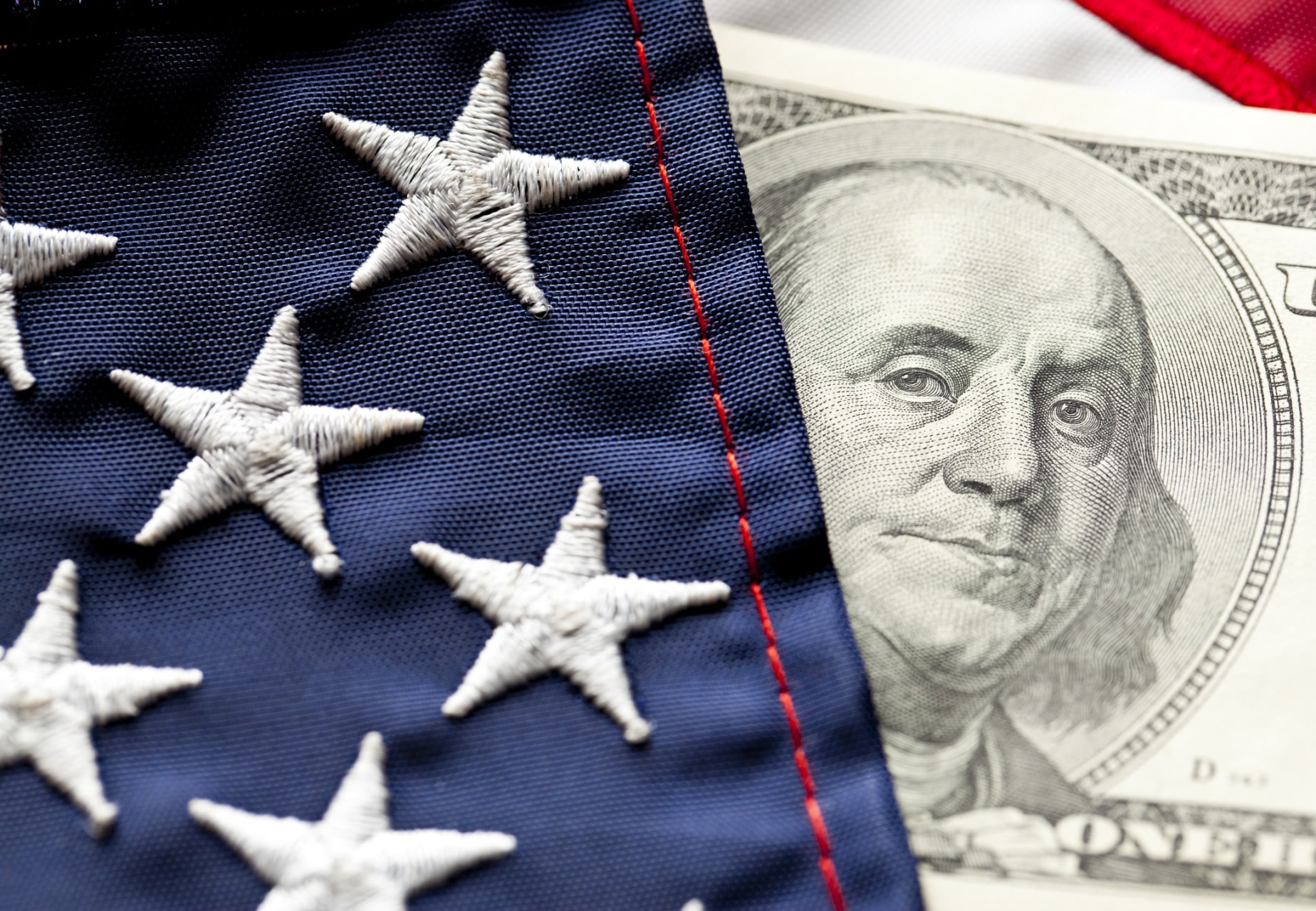 Viaggiare negli Stati Uniti: cos'è l'ESTA e come richiederlo Dollaro americano su bandiera