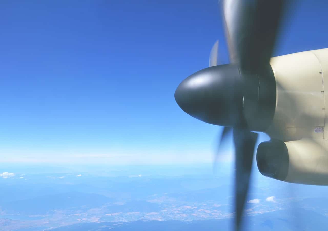 Tutte le misure e i pesi dei bagagli, compagnia per compagnia Elica di un aereo in volo