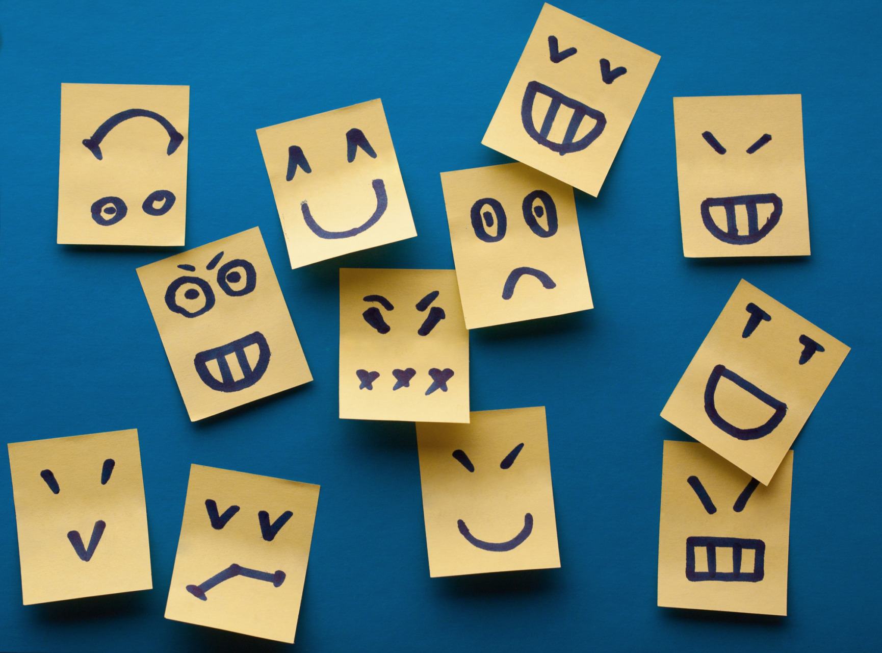 A lezione di emozioni...in inglese Post it gialli su sfondo blu con faccine disegnate sopra