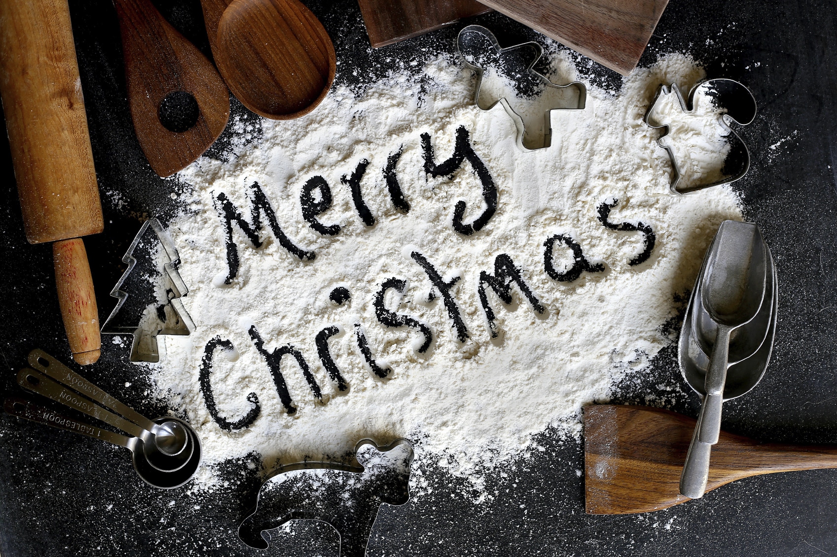 Natale in classe: usare le ricette per una lezione di inglese Scritta Merry Christmas nella farina