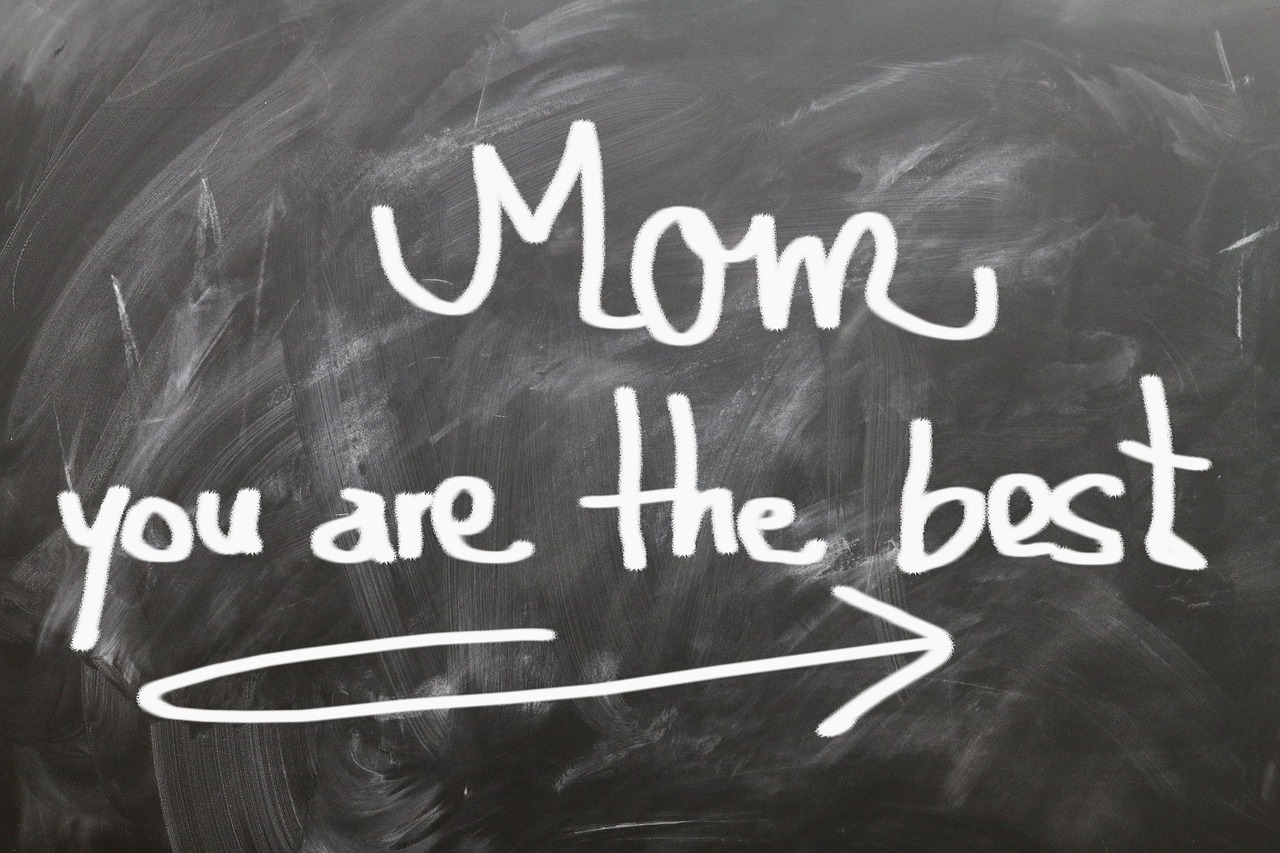 La Festa della mamma nel mondo lavagna con scritta Mamma sei la migliore