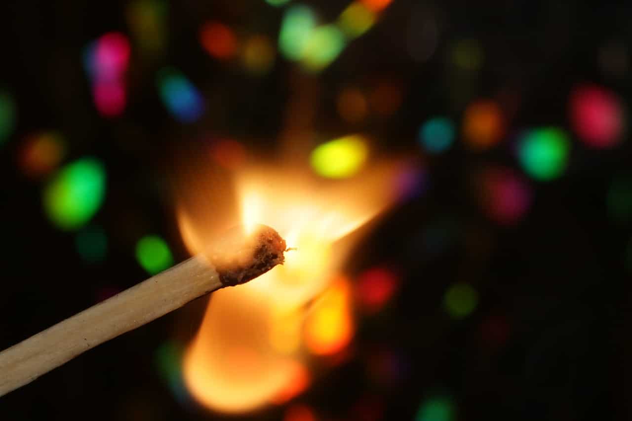 Le tradizioni di Capodanno nel mondo Fiammifero acceso