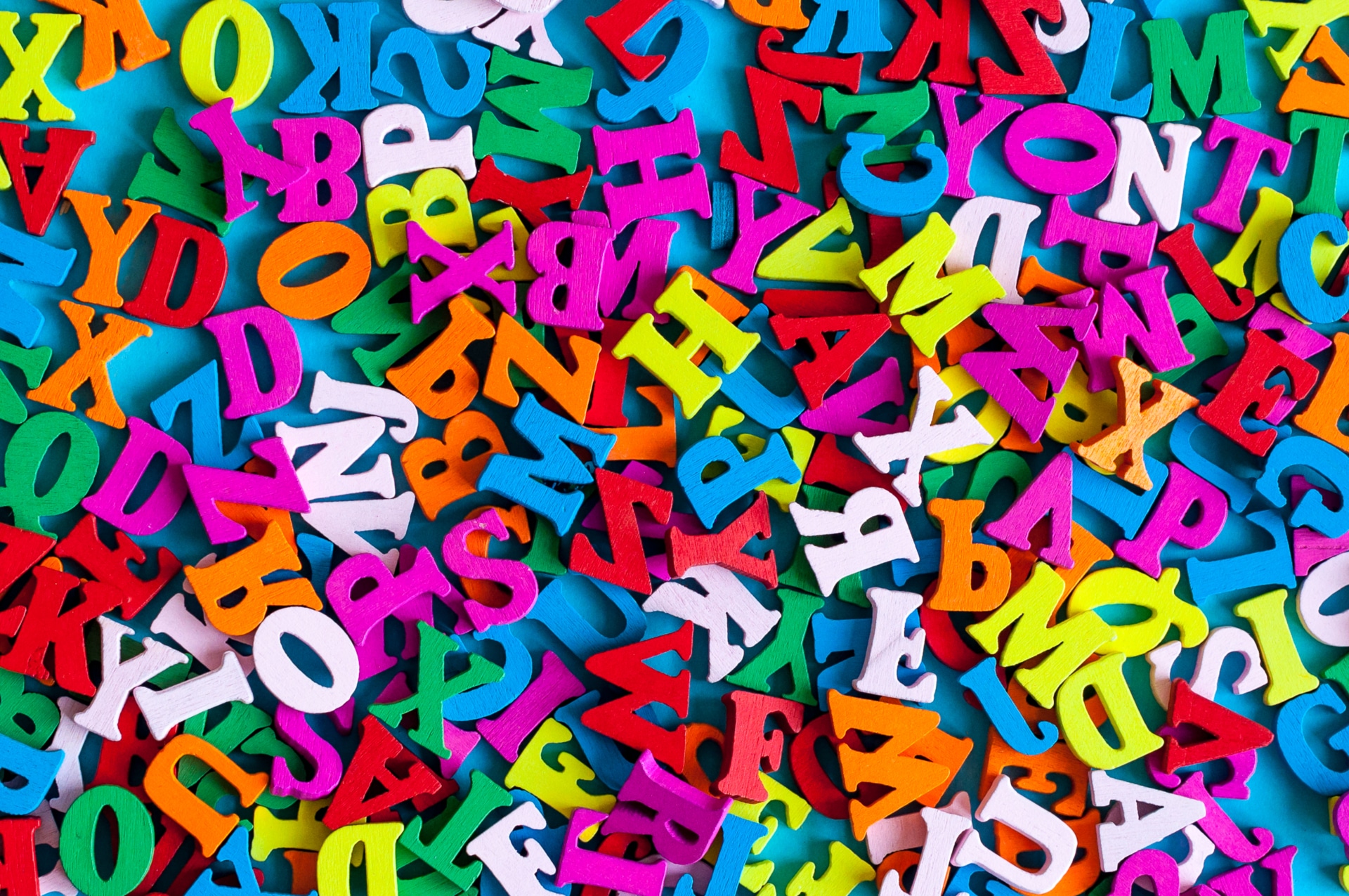 8 Scioglilingua in inglese per esercitare la pronuncia English letters on blue background composed from colorful abc alphabet leter. Learning english or other language concept.