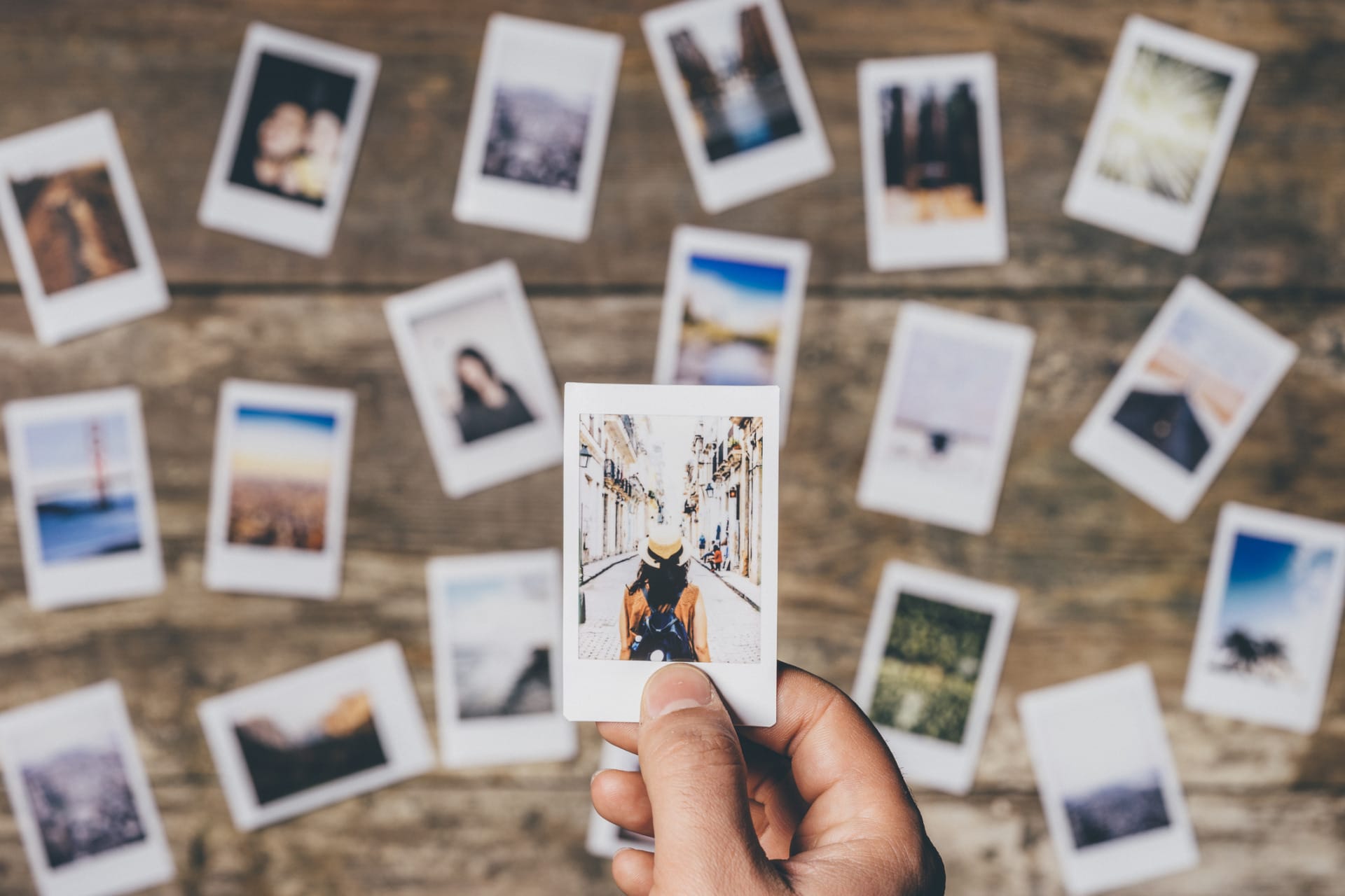 Il viaggio nella letteratura inglese Instant camera prints on a table