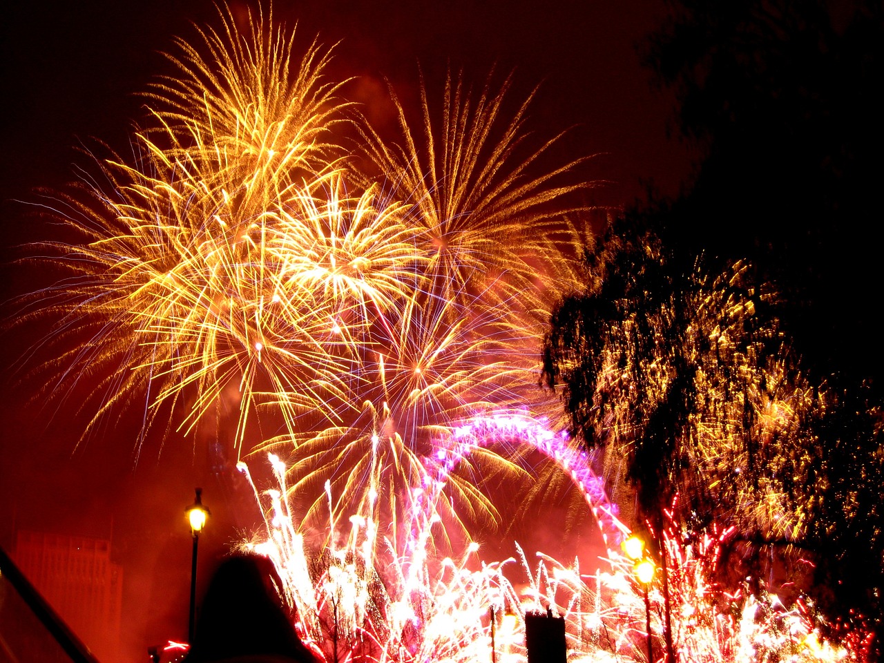 Le tradizioni di Capodanno nel mondo Fuochi d'artificio sulla London eye
