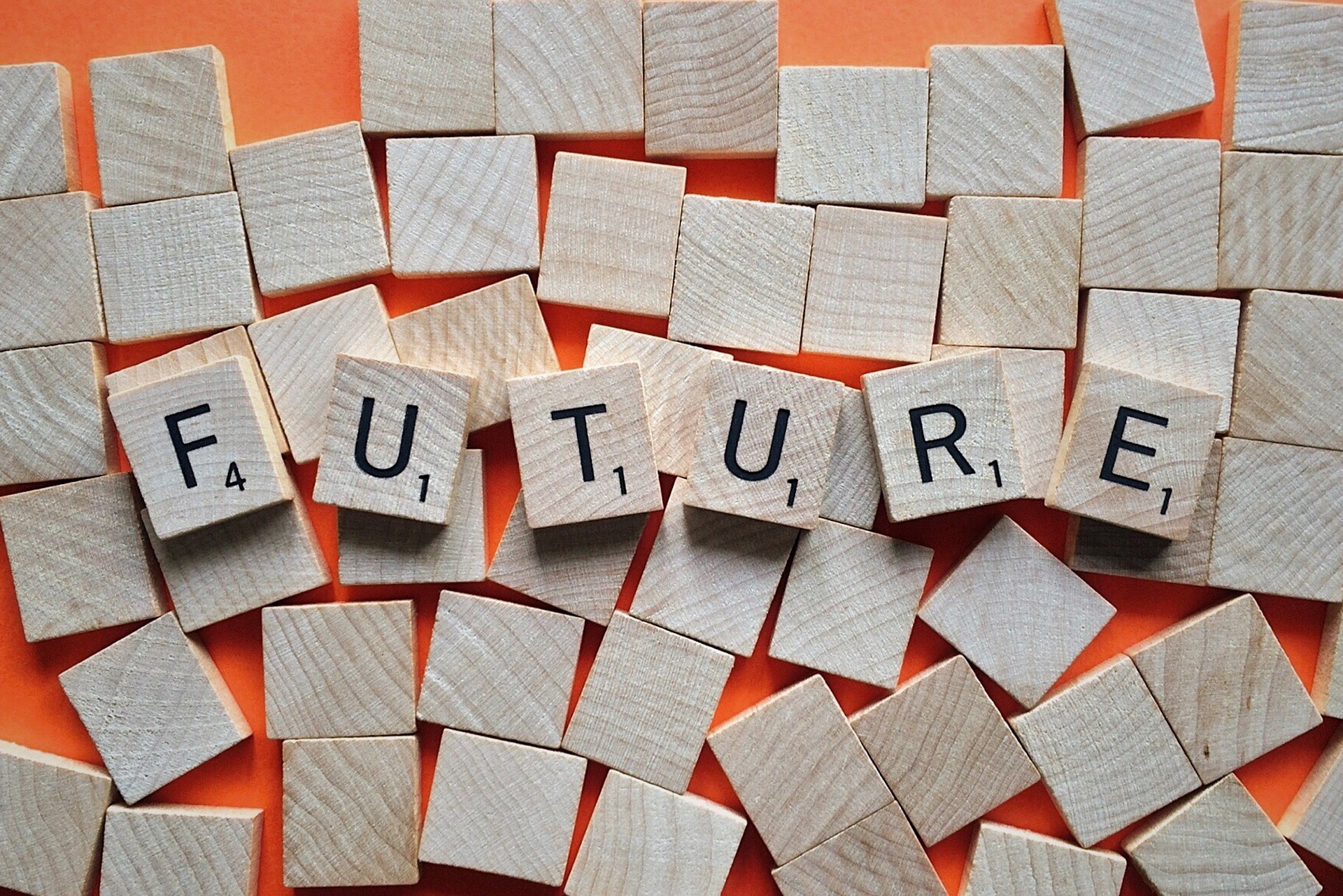Orientamento degli studenti: come i docenti possono aiutare nelle scelte di vita tasselli in legno che compongono la parola future