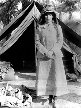 Le donne viaggiatrici che hanno fatto la storia BellK_218_Gertrude_Bell_in_Iraq_in_1909_age_41