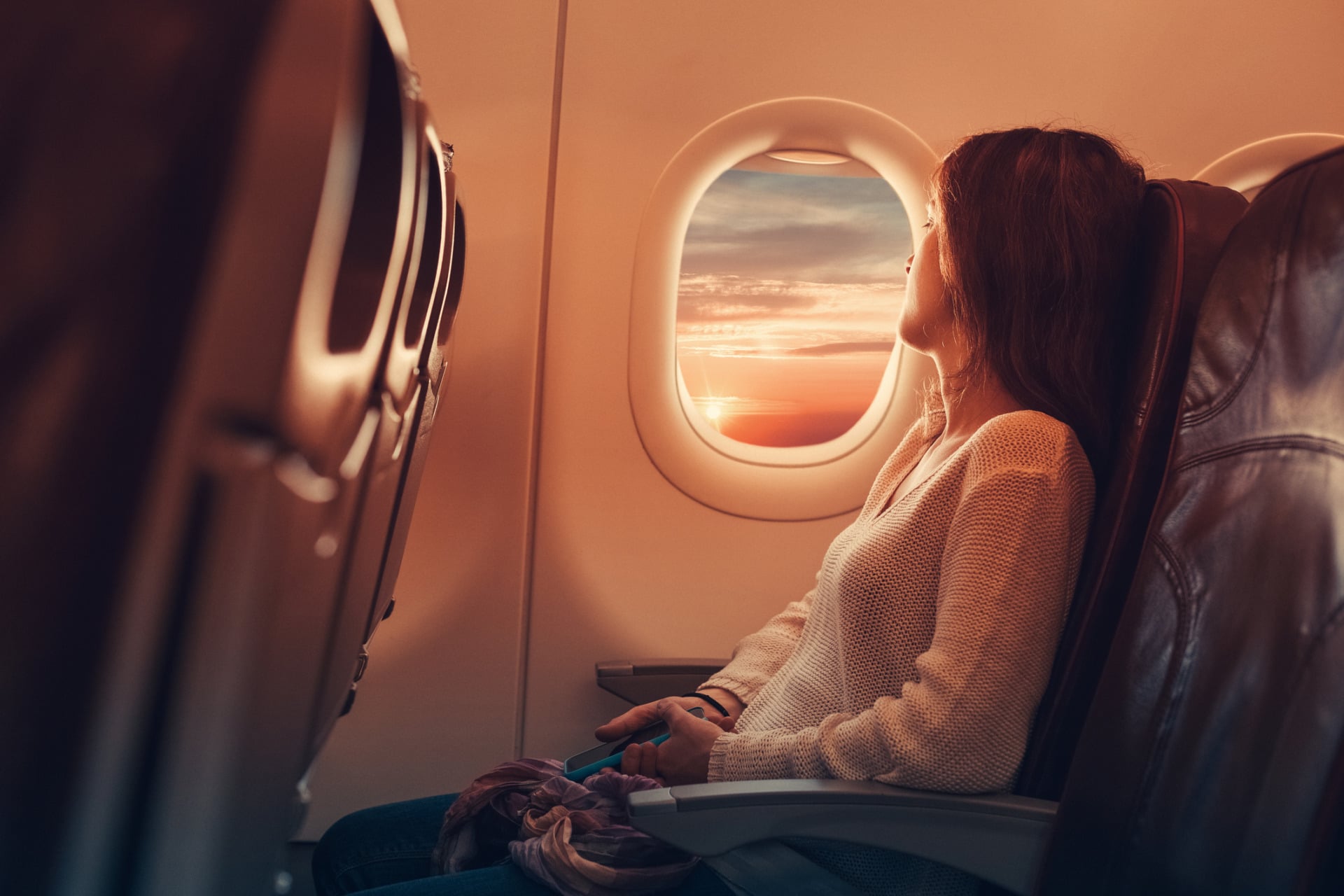 7 consigli utili da seguire quando si è in viaggio Giovane donna sull'aereo
