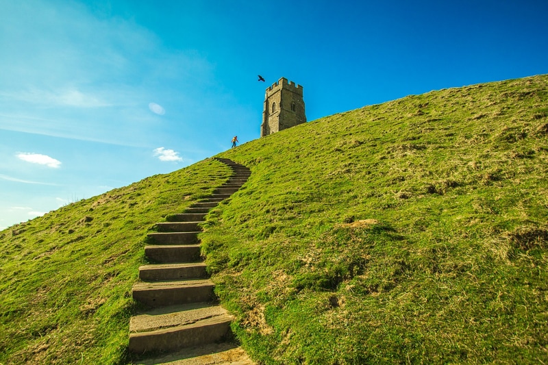 Misteri e leggende dell'Inghilterra: una lezione di inglese Glastonbury piccola città in Inghilterra