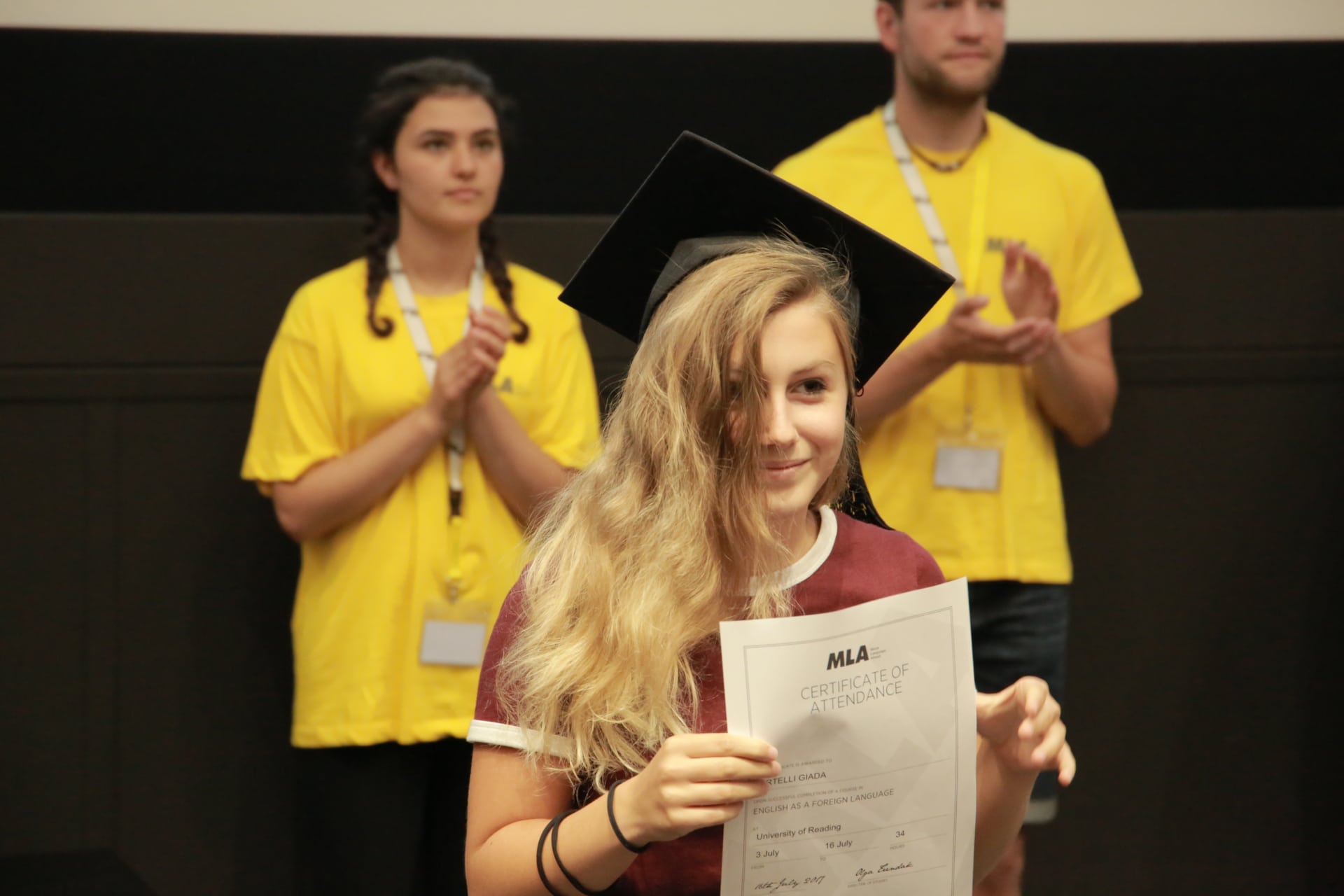 Imparare l’inglese: con il metodo MLA! Ragazza con diploma in mano