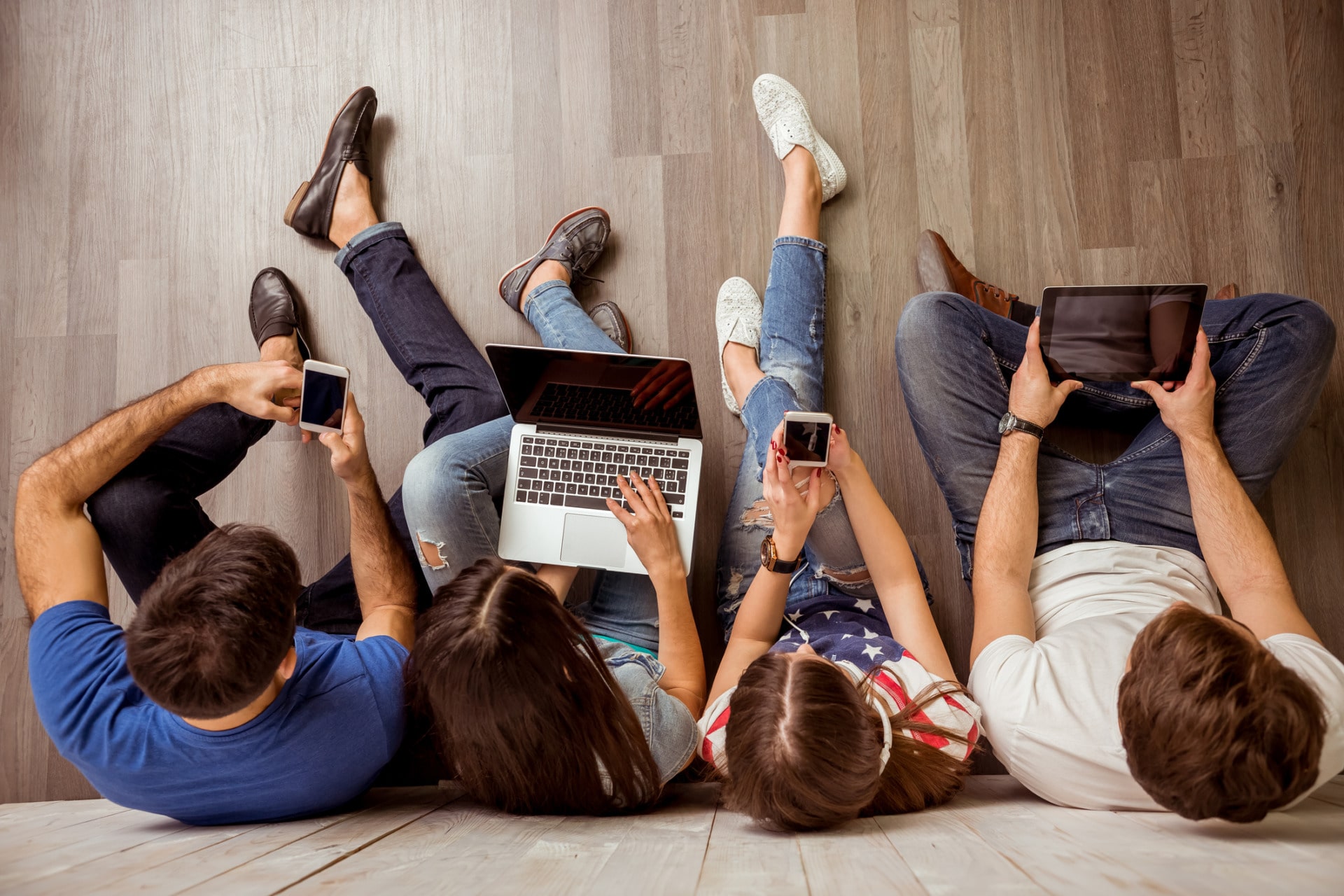 Le 8 competenze digitali che i nostri studenti (e non solo) devono imparare Gruppo di persone che utilizzano diversi dispositivi