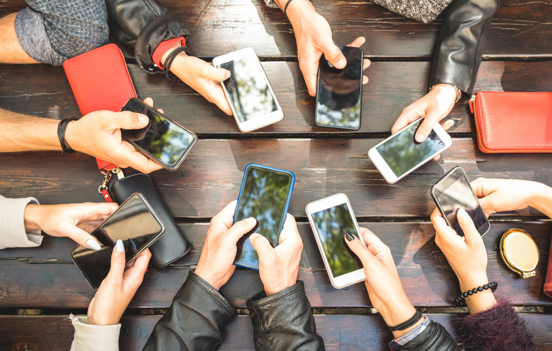 Le 8 competenze digitali che i nostri studenti (e non solo) devono imparare Persone che utilizzano lo smartphone