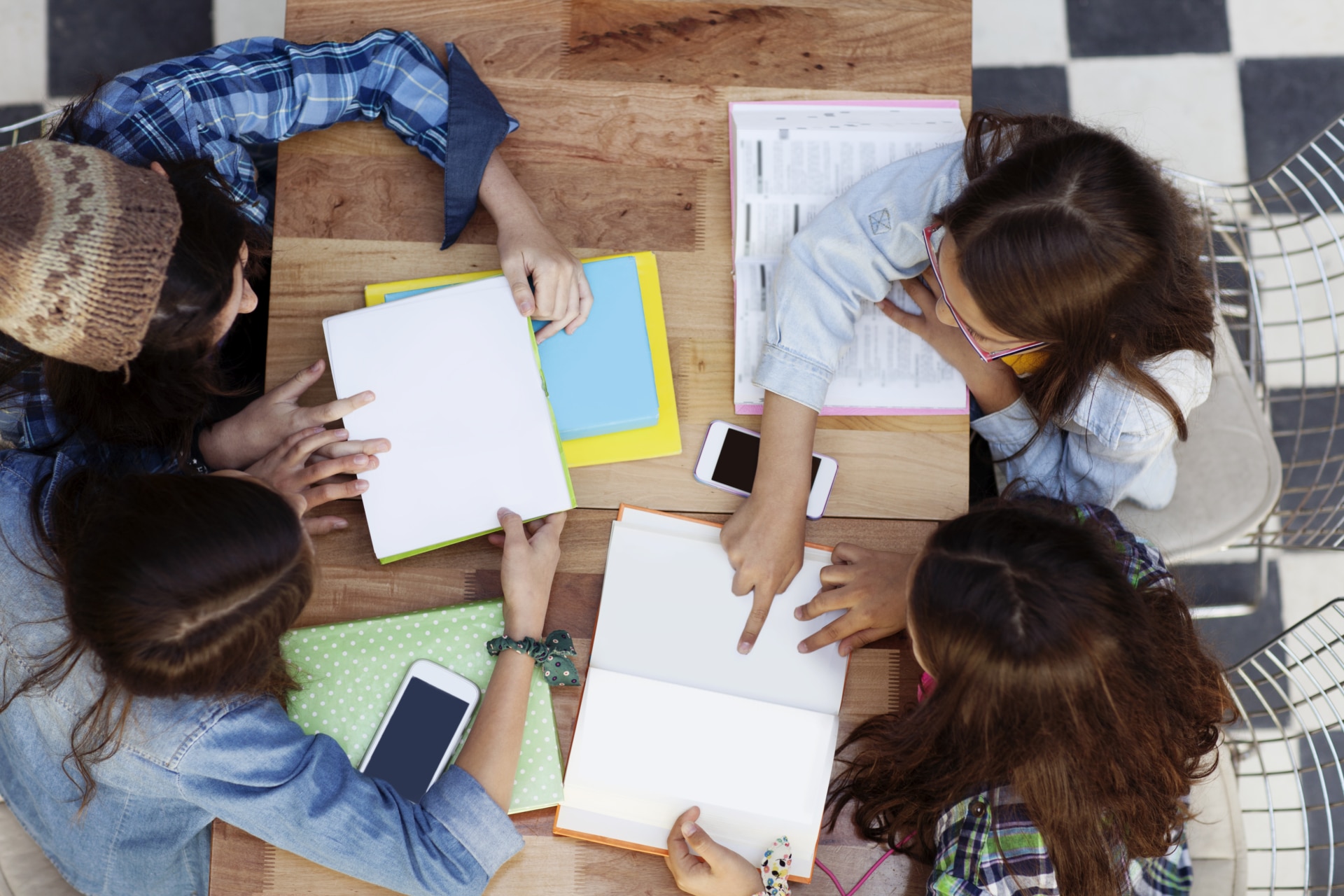 PON Alternanza Scuola Lavoro: tutti i progetti 2019 ragazzi che studiano in gruppo