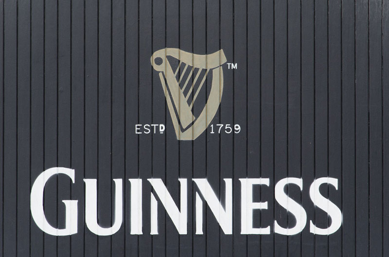 8 curiosità sull’Irlanda Scritta Guinness e logo