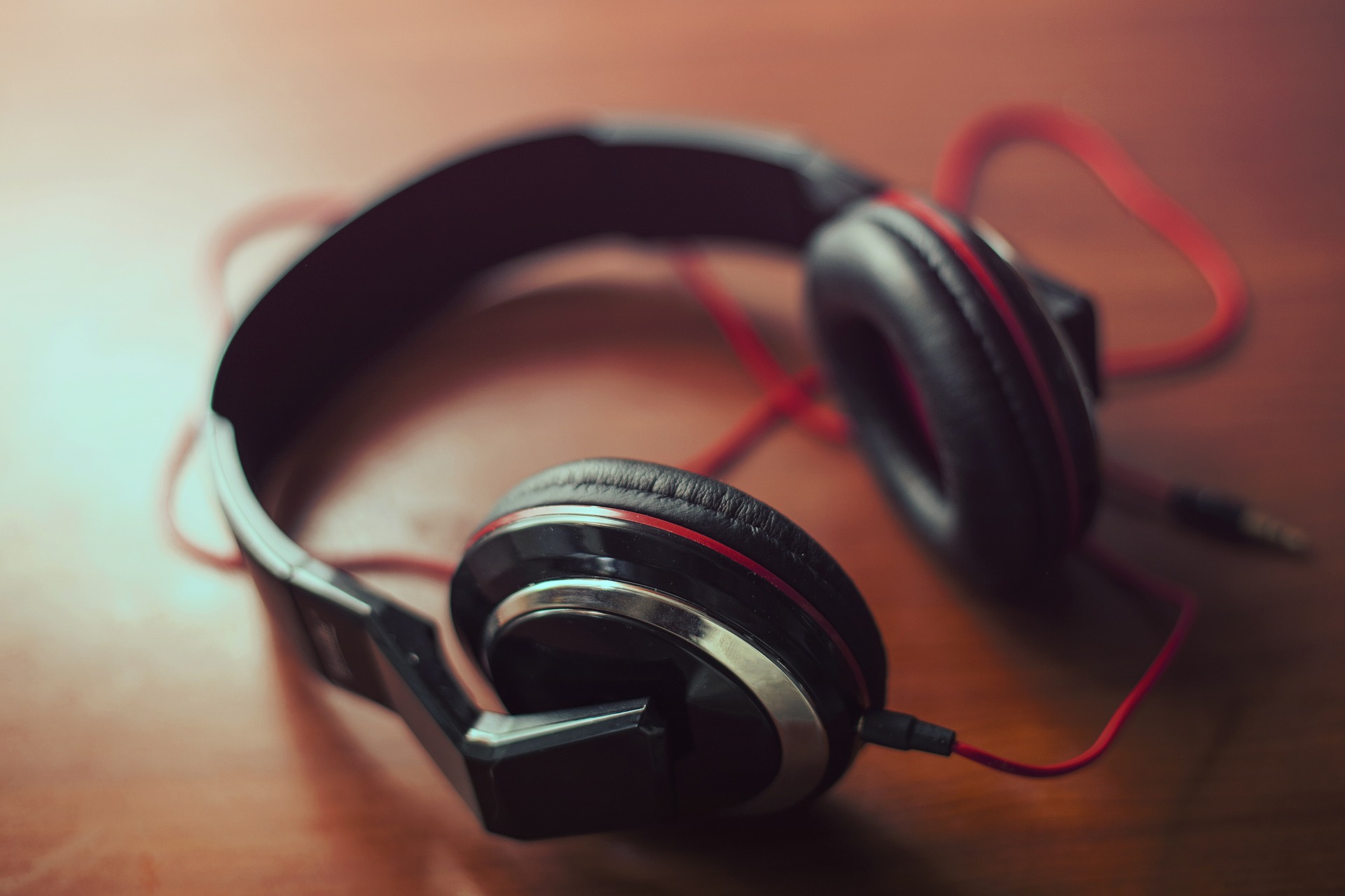 Listen A Minute: free listening and reading material with some great extra games headphones-407190_1920