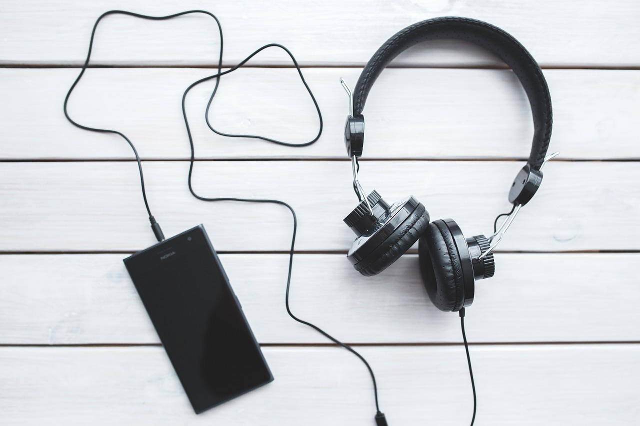 Listening - The Cinderella Skill? cuffie appoggiate su un ripiano