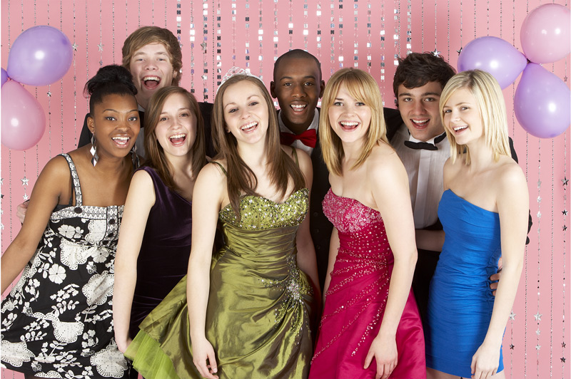 Alla scoperta dei balli scolastici americani Ragazzi vestiti eleganti in posa per la foto al ballo homecoming