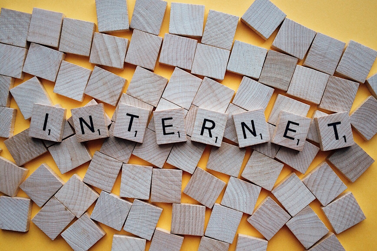 Come internet e le tecnologie possono cambiare la scuola tasselli in legno con scritta internet