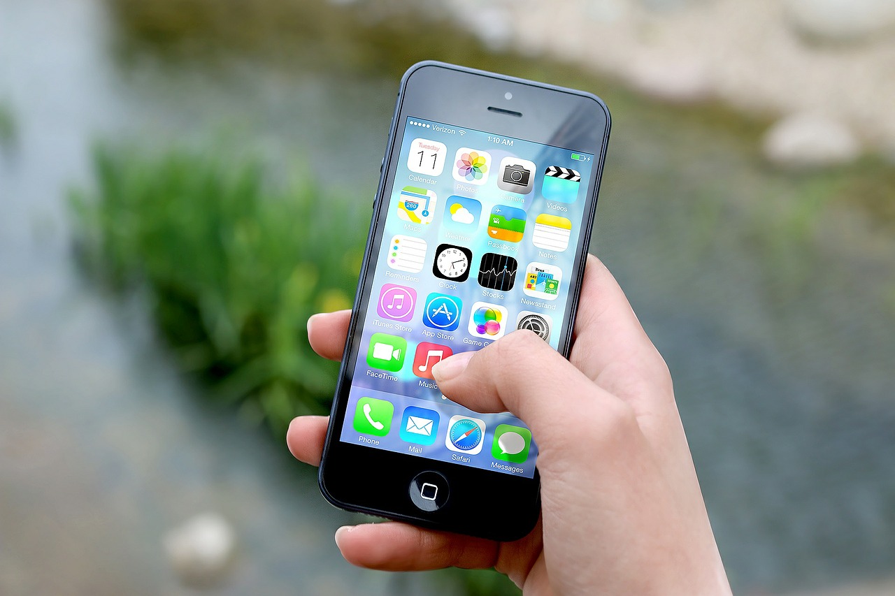 Uno e mille usi della pubblicità in una classe di inglese Mano con iphone
