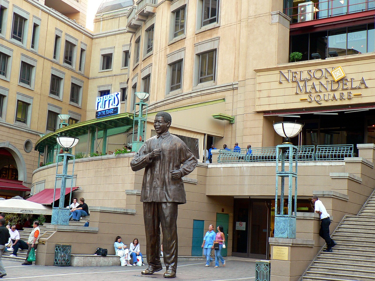I 100 anni di Mandela e il Nelson Mandela Peace Summit piazza di johannesburg con statua di Mandela