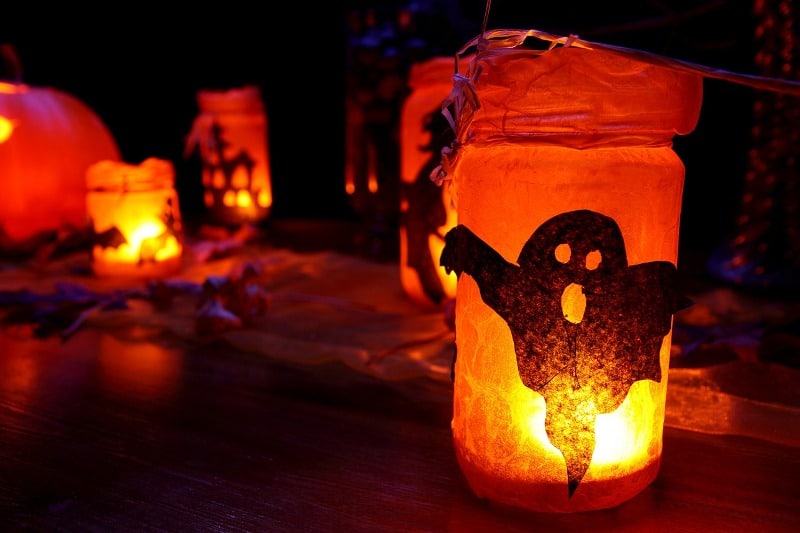 10 Curiosità su Halloween Lanterne con sopra fantasmi per halloween