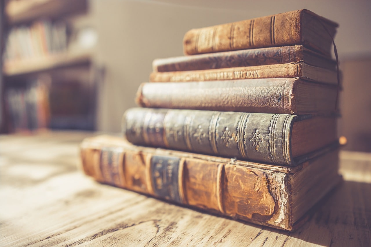 Collegamenti interdisciplinari tra la letteratura inglese e italiana 5 Libri antichi uno sopra l'altro