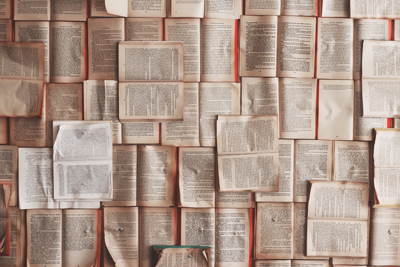 Collegamenti interdisciplinari tra la letteratura inglese e italiana tappeto di libri aperti