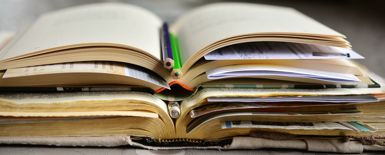 Collegamenti interdisciplinari tra la letteratura inglese e italiana libri aperti con matite al centro