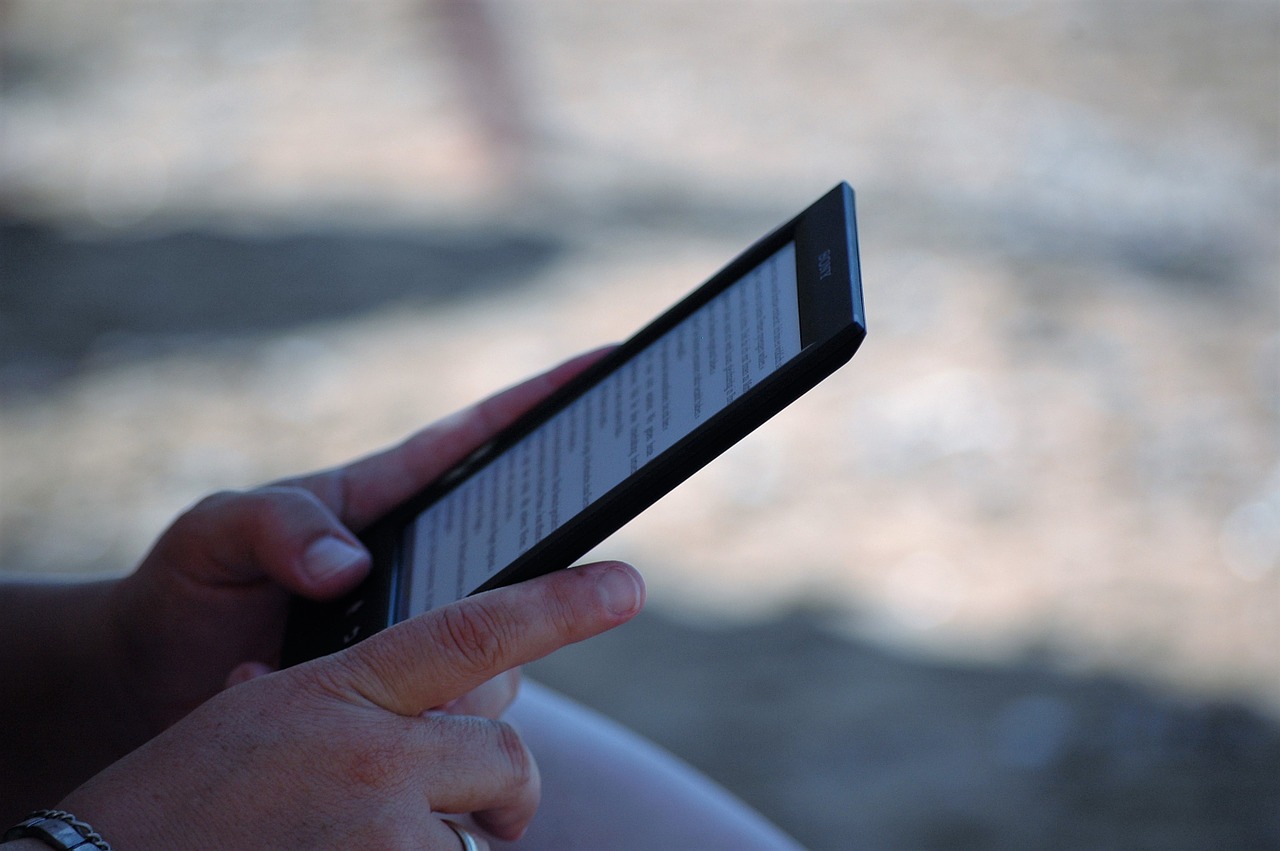 10 libri da leggere in inglese mani che mantengono un tablet per leggere i libri