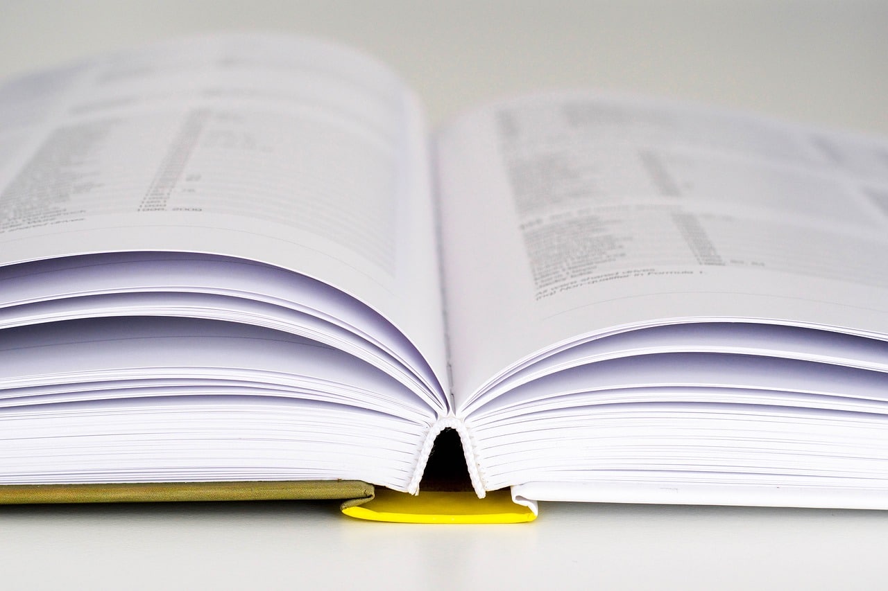 Learning skills outside of class Libro aperto su tavolo bianco