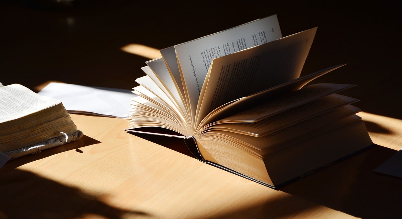 La salvezza e la redenzione nell’opera di Oscar Wilde libro aperto su una scrivania
