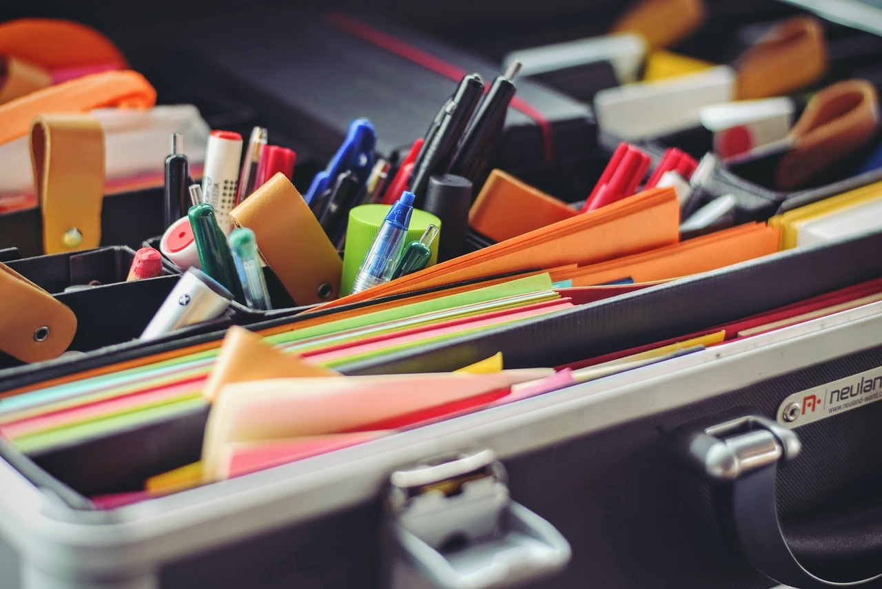 Trovare lavoro con le lingue: tutte le carriere Borsa da lavoro con penne e fogli