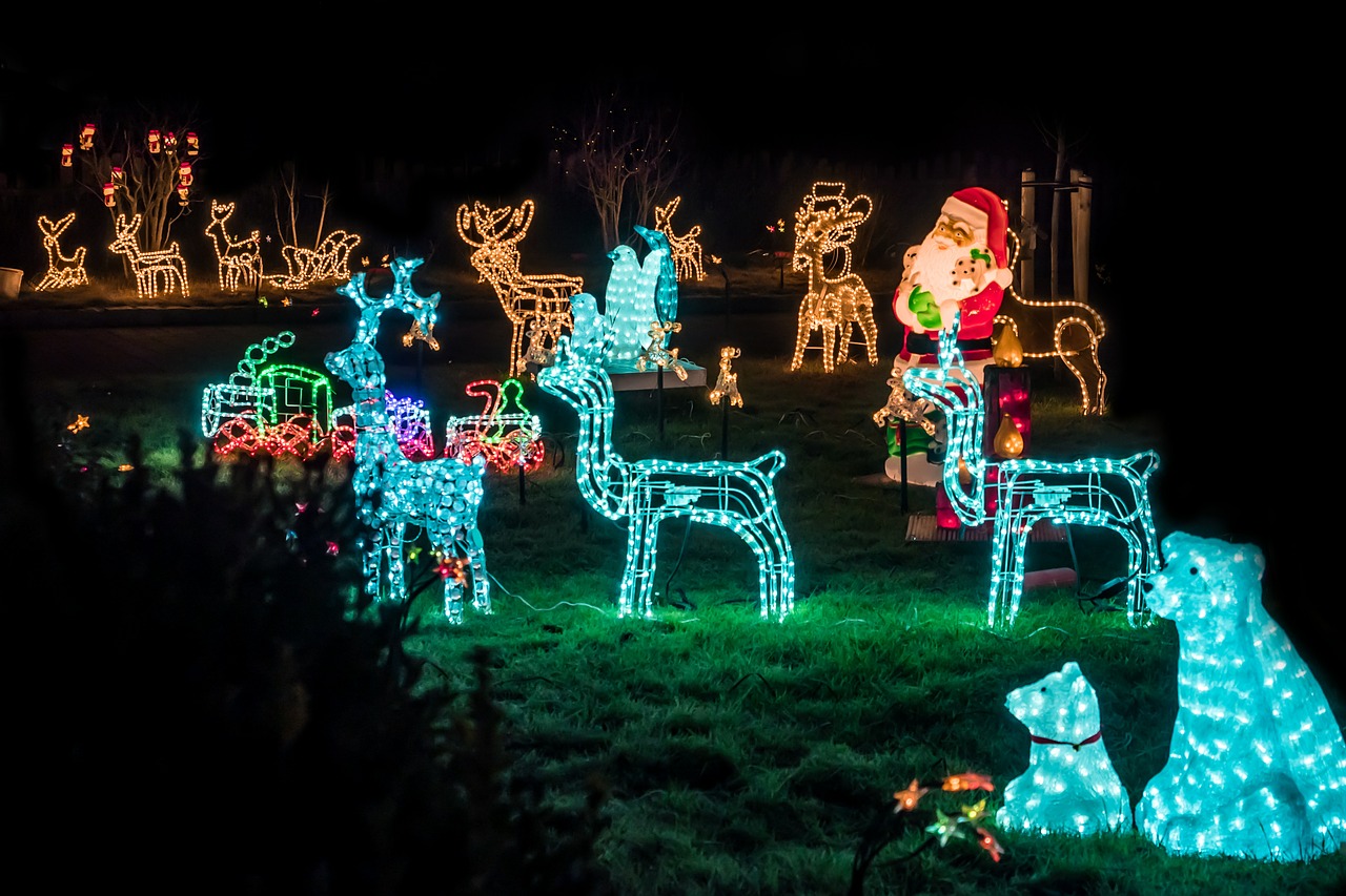 Le tradizioni di Natale nel mondo Addobbi e luci natalizie a forma di renne