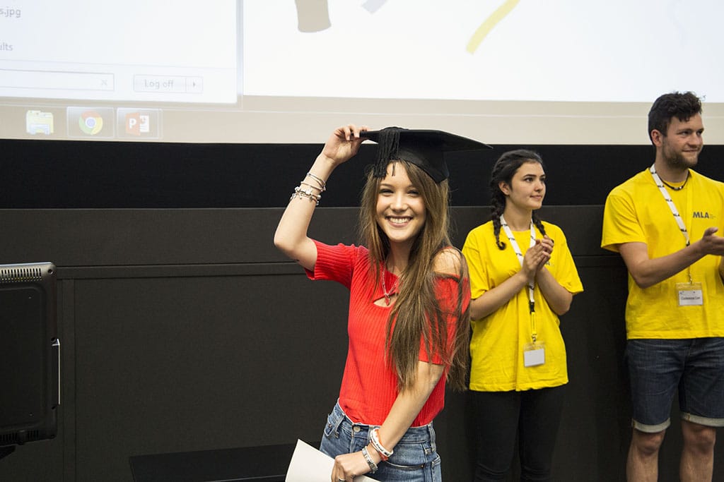 Intervista a Ludovica Coscione in vacanza studio con MLA Ludovica Coscione con tocco accademico per la cerimonia del diploma