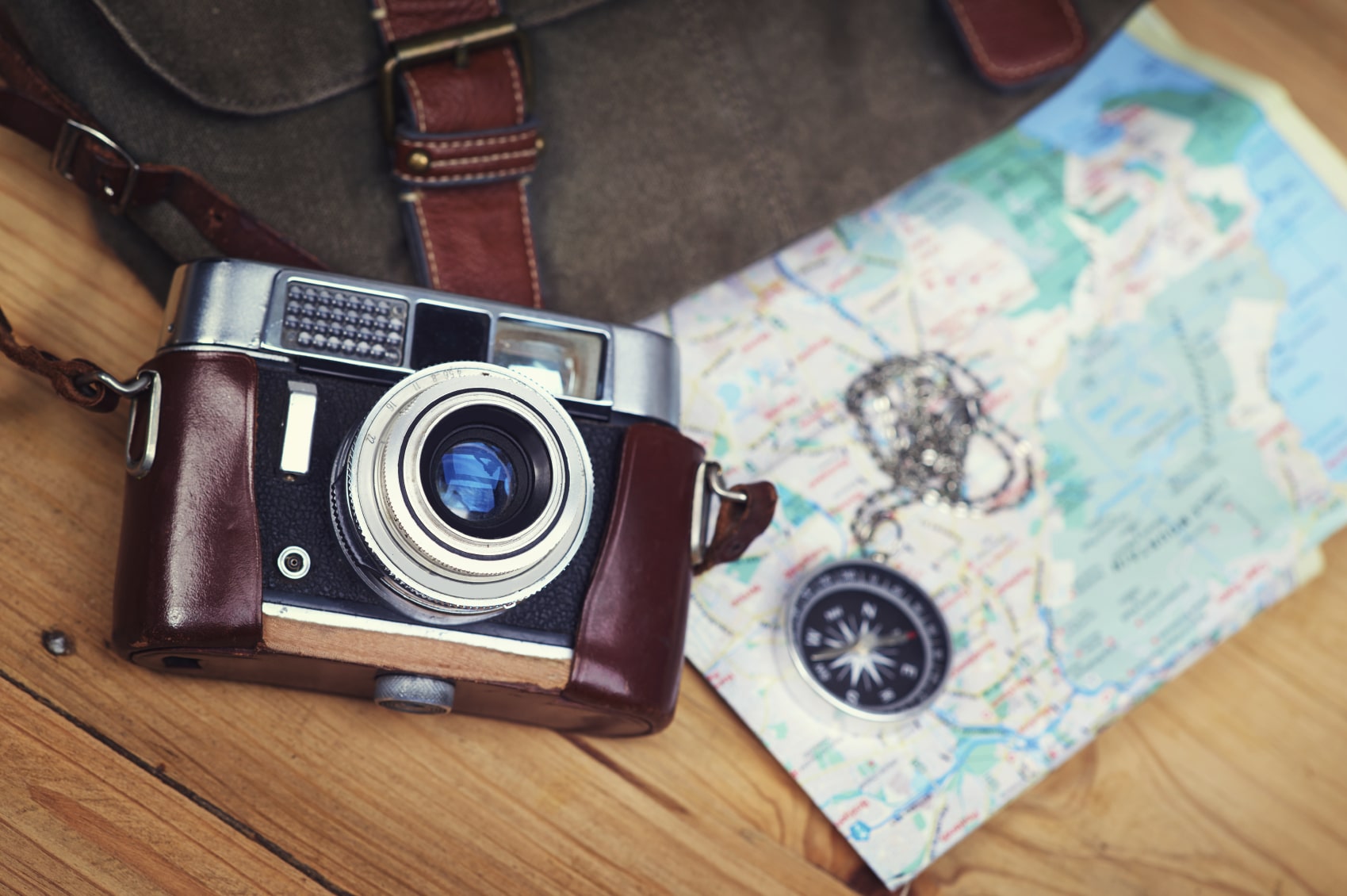 Come mantenere viva una lingua nel tempo Macchina fotografica con mappa e bussola