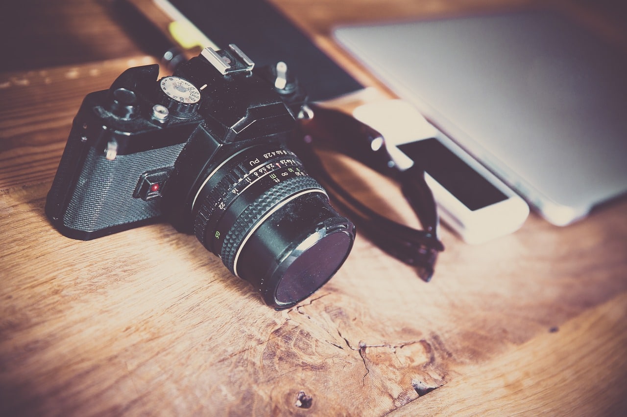 Parole italiane che in inglese significano tutt’altro Macchina fotografica su un tavolo