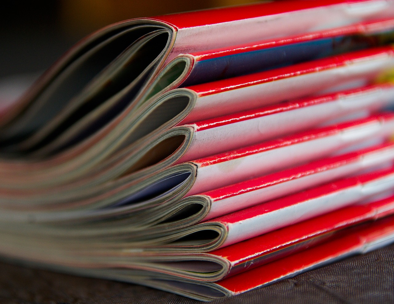 Uno e mille usi della pubblicità in una classe di inglese Riviste una sopra l'altra