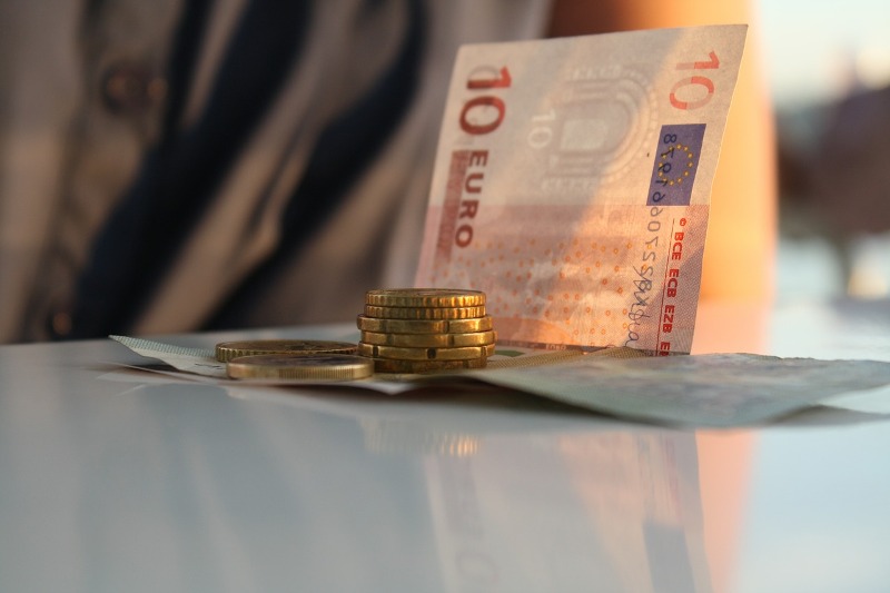 La mancia nel mondo: guida utile per non sbagliare Banconota da 10 euro con monete
