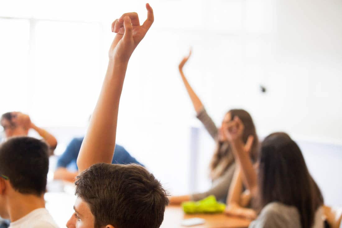 Insegnare per cambiare: elementi del metodo NLP mani alzate studenti